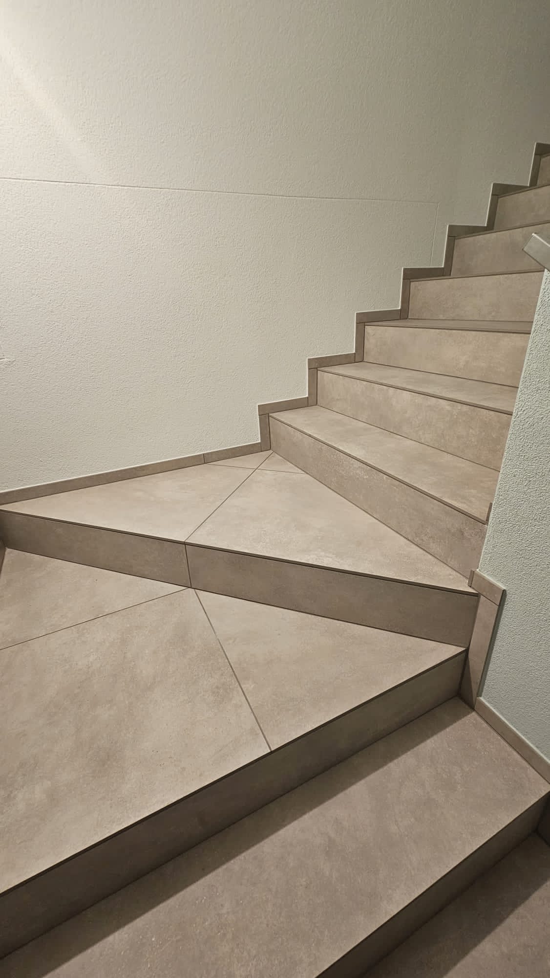 Treppe mit grossformatig belegten Stufen und Podest
